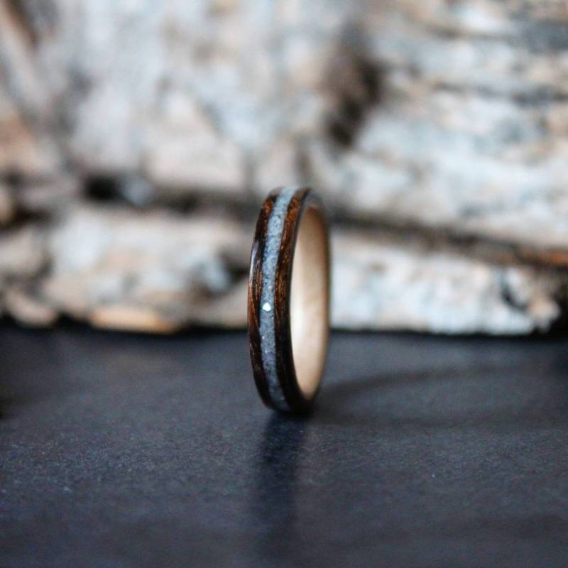 Mosambik Mit Ahorn Ausgekleidet Und Mittig Perlmutt Inlay Handgefertigter Bentwood Ring von TruEdgeWoodWorks