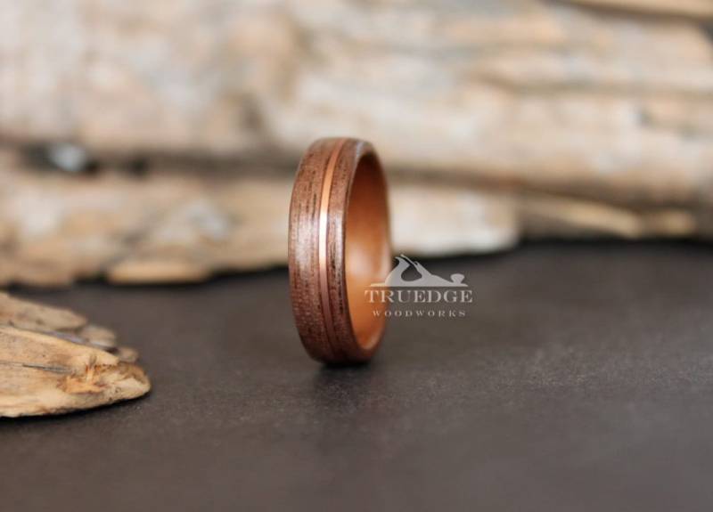 Nussbaum Gesäumt Mit Black Cherry Und Versetztem Kupfer Inlay Handgefertigter Bentwood Ring von TruEdgeWoodWorks