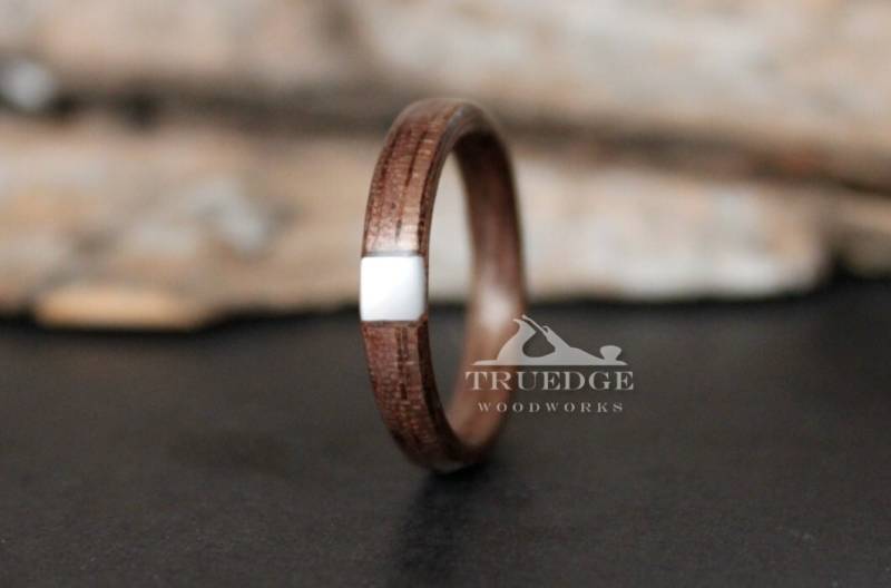 Nussbaum Holz Mit Perlmutt Inlay Fassung, Handgefertigter Bentwood Ring von TruEdgeWoodWorks