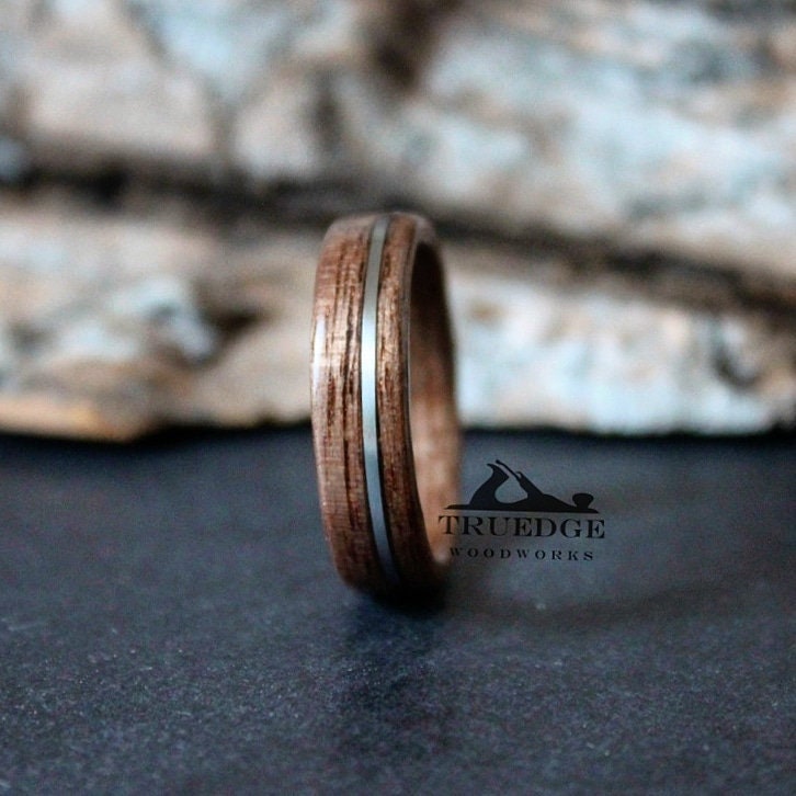 Nussbaum Mit Silber Inlay Handgefertigter Bentwood Ring von TruEdgeWoodWorks