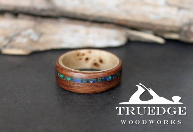 Santos Palisander Ausgekleidet Mit Mappa Maser Und Versetztem Azurit Malachit Inlay Handgefertigter Bentwood Ring von TruEdgeWoodWorks