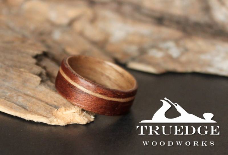 Sapeli Holz Gefüttert Mit Red Ulme Und Versetzt Ulm Inlay Handgefertigte Bentwood Ring von TruEdgeWoodWorks