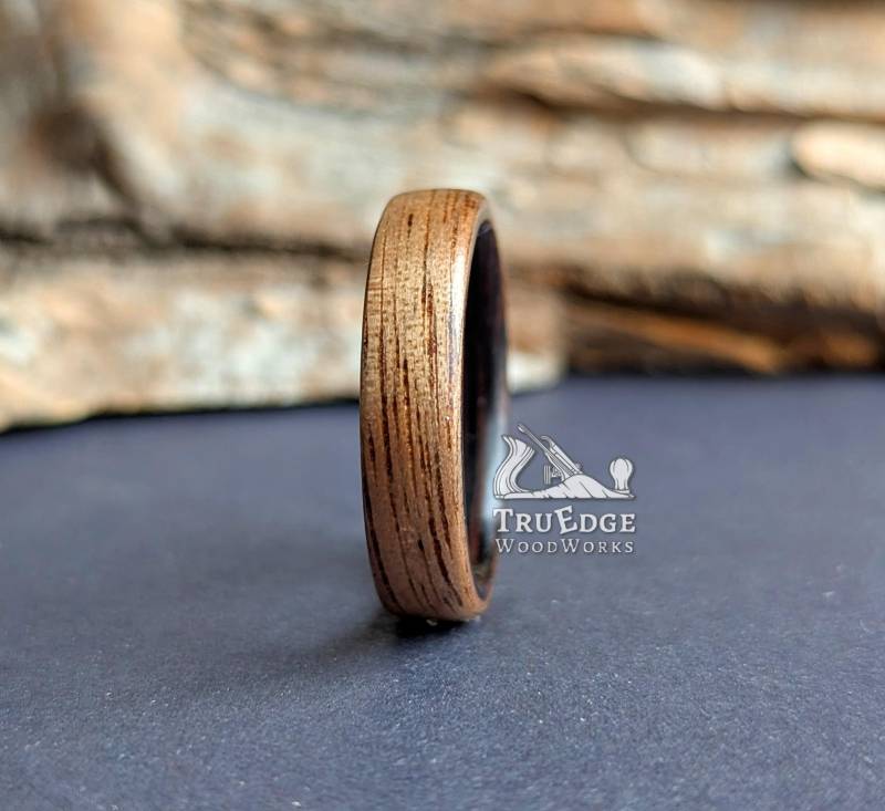 Walnuss Gesäumt Mit Handgefertigtem Bentwoodring Aus Wenge von TruEdgeWoodWorks