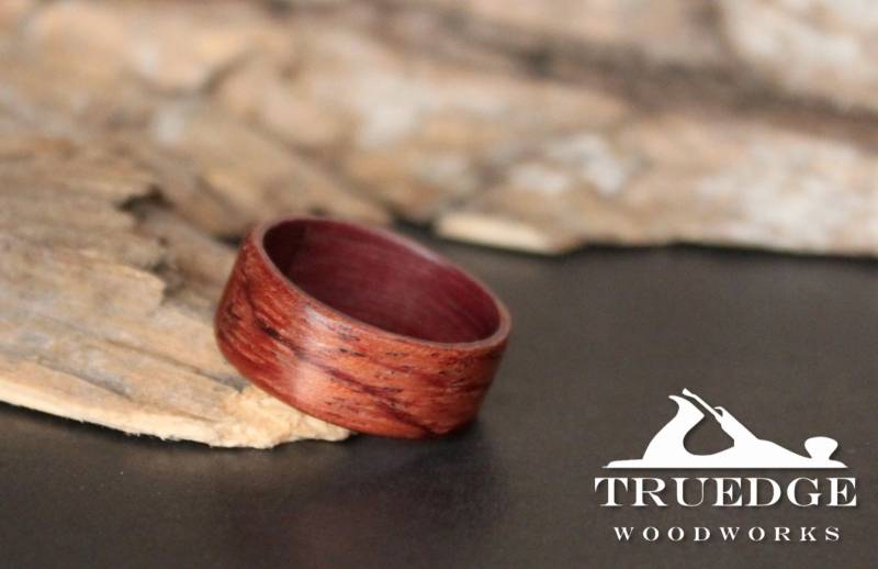Wasserfall Bubinga Holz Gefüttert Mit Lila Herz Handarbeit Bugholz Ring von TruEdgeWoodWorks