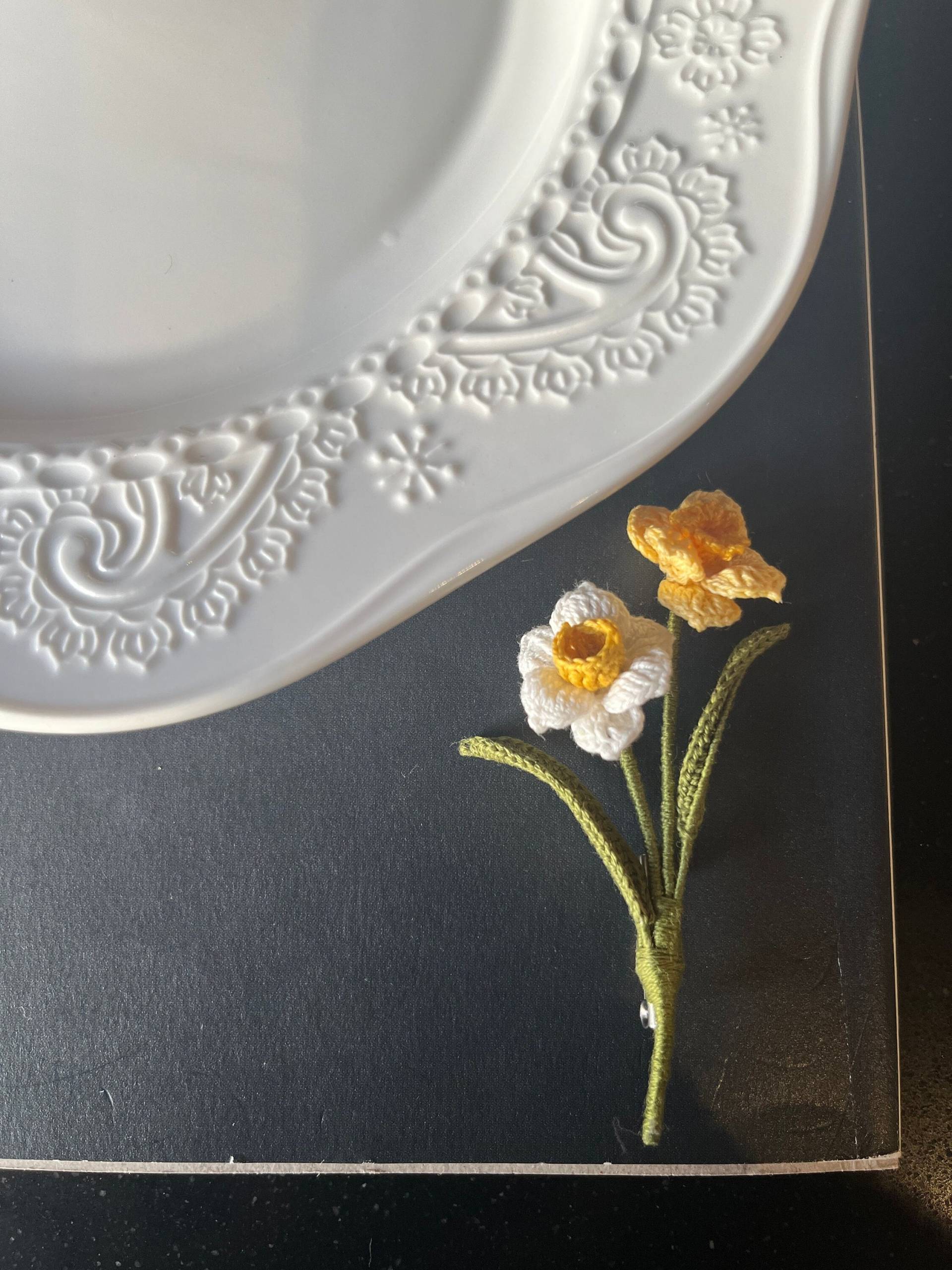 Gehäkelte Narzisse Brosche. Hochzeit Blume Boutonniere, Danke Geschenk, Handgemachte Geschenk Zum Muttertag. Bedeutung Gehäkelte Narzisse Brosche. Hochzeit Blume Boutonniere, Danke Geschenk, Handgemachte Geschenk Zum Muttertag. Bedeutung von TrucCrafts