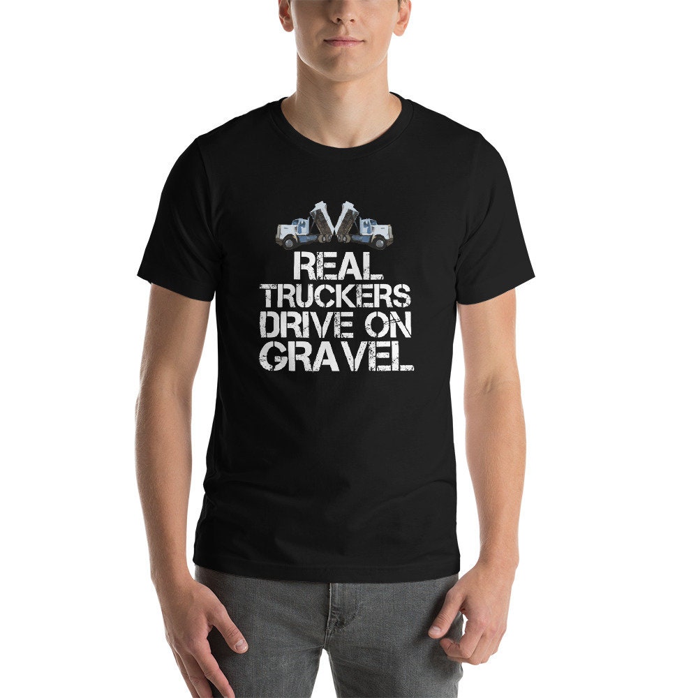 Echte Truckers Drive On Gravel Kurzarm Unisex T-Shirt Echte Truckers Drive On Gravel Kurzarm Unisex T-Shirt von Truckerjunk