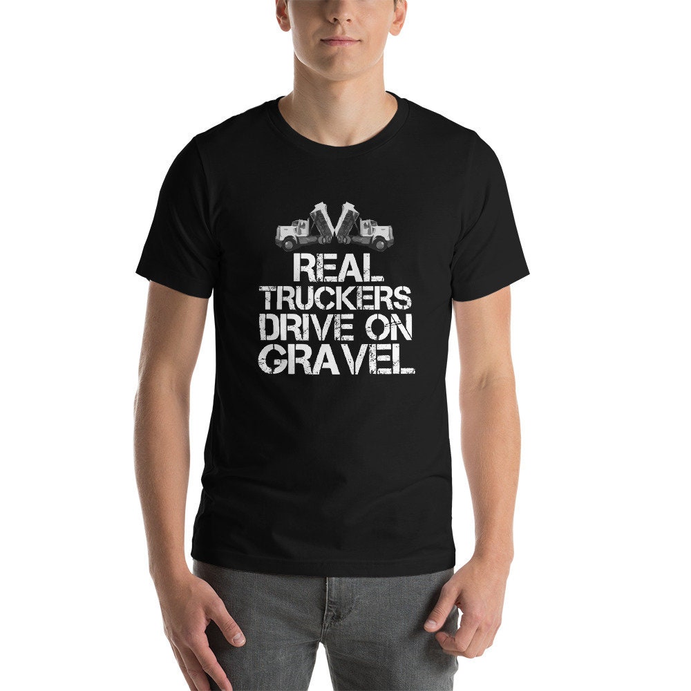 Echte Truckers Drive On Gravel Kurzarm Unisex T-Shirt Echte Truckers Drive On Gravel Kurzarm Unisex T-Shirt von Truckerjunk
