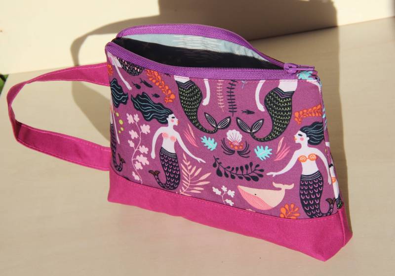 Kosmetiktasche Mit Henkel Und Meerjungfraumotiv in Lila, Kulturbeutel Mermaid Kosmetiktasche Mit Henkel Und Meerjungfraumotiv in Lila, Kulturbeutel Mermaid von TruckliDesign