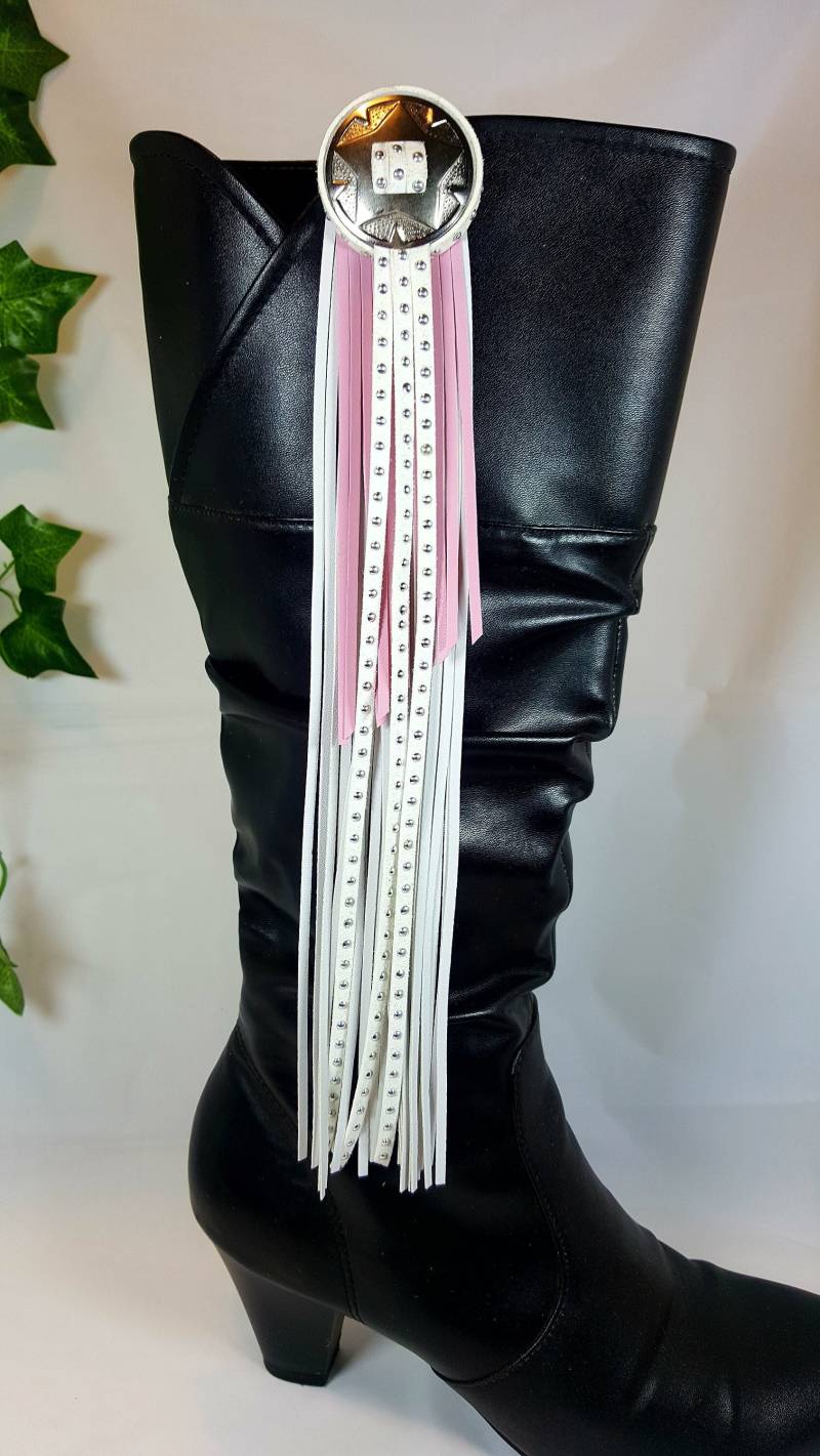 Pink & Weißes Stiefelanhängerchen, Silberfarbene Concho, Nieten von TrudeesBoutique