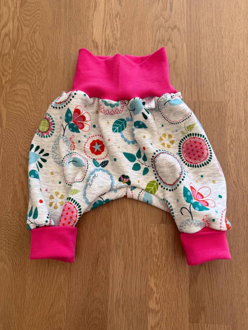 Kuschelige Handmade Pumphose Gr. 56/62 Alpenfleece Sweat Blumen Ornamente Neu Kuschelige Handmade Pumphose Gr. 56/62 Alpenfleece Sweat Blumen Ornamente Neu von TrudinellaDesigns