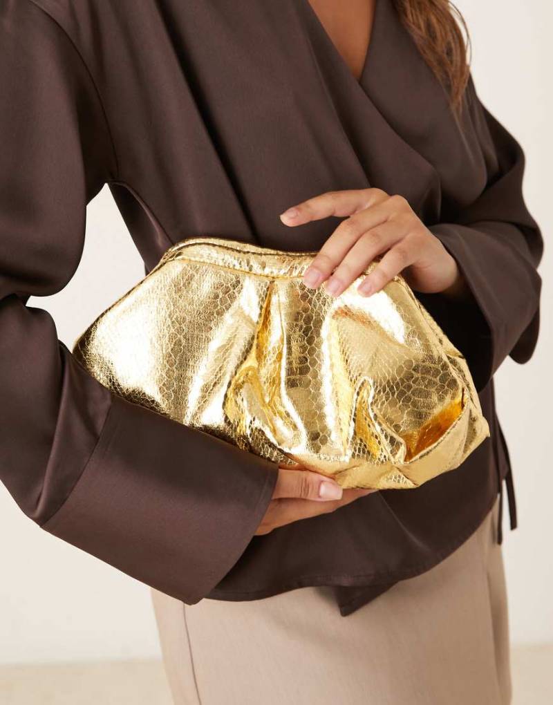 True Decadence - Bauschige Clutch in Metallic-Gold-Goldfarben von True Decadence