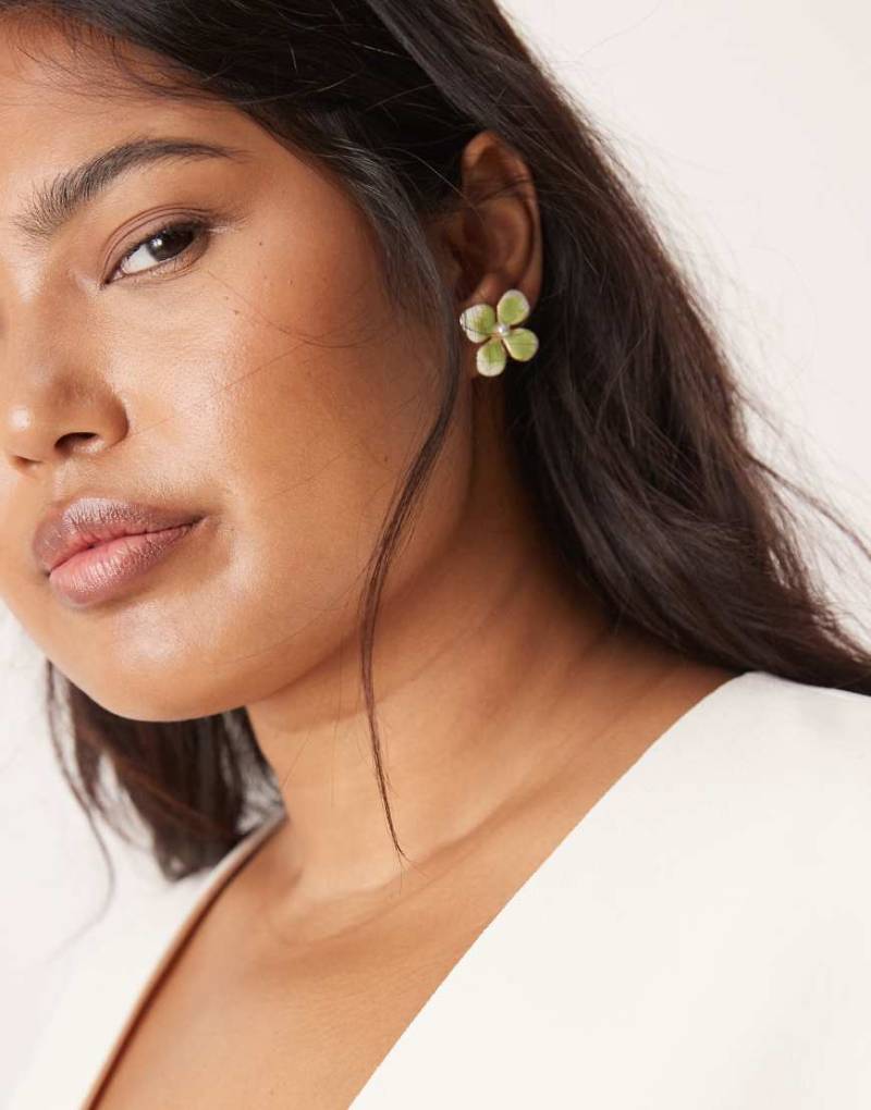 True Decadence - Blumen-Ohrringe in Grün mit Perlen-Detail von True Decadence