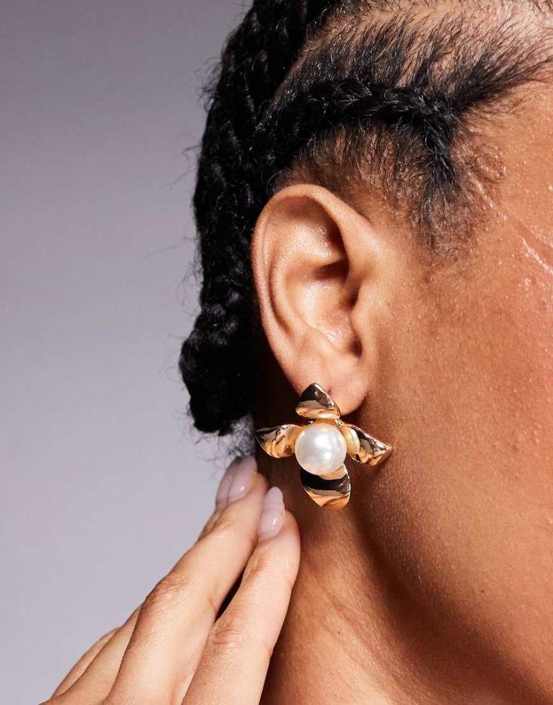 True Decadence - Blumen-Ohrstecker in Gold mit Perlendetail-Goldfarben von True Decadence