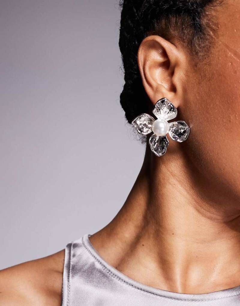 True Decadence - Blumen-Ohrstecker in Silber mit Perlendetail von True Decadence