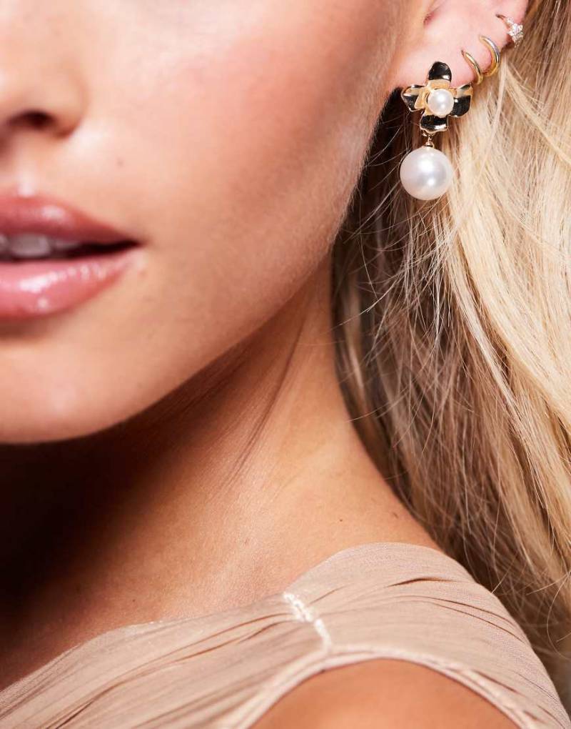 True Decadence - Blumenförmige Ohrstecker in Gold mit Perlendetails-Goldfarben von True Decadence