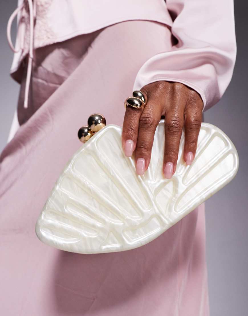 True Decadence - Clutch-Tasche mit Muschel-Design in marmoriertem Weiß True Decadence - Clutch-Tasche mit Muschel-Design in marmoriertem Weiß von True Decadence