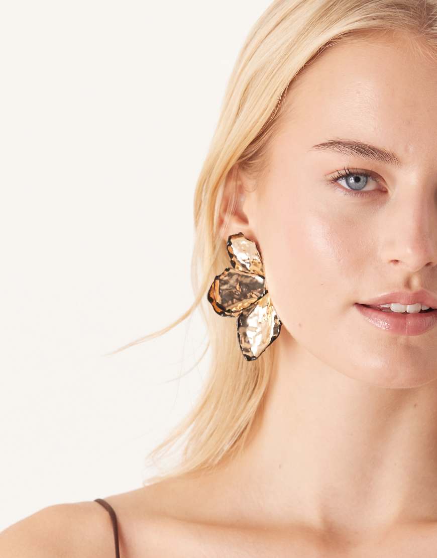 True Decadence - Gehämmerte Statement-Ohrringe in Goldoptik mit Blüten-Design-Goldfarben von True Decadence