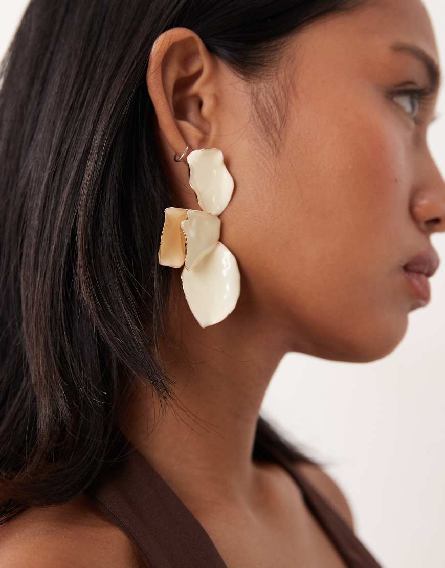 True Decadence - Gehämmerte Statement-Ohrringe in Perlweiß mit Blüten-Design von True Decadence