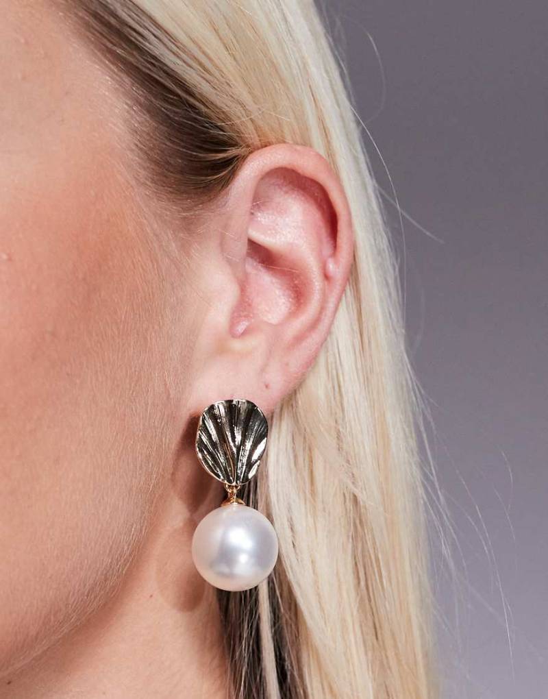 True Decadence - Goldfarbene, strukturierte Ohrstecker mit Perlenanhänger von True Decadence