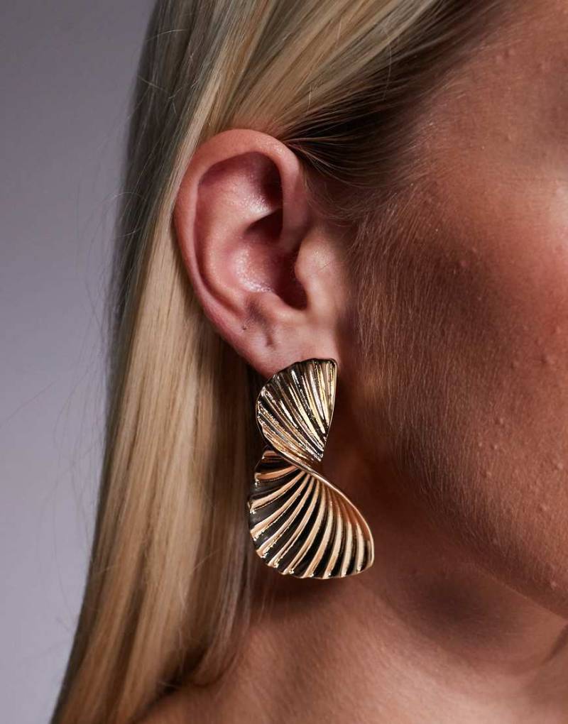True Decadence - Goldfarbene Statement-Ohrringe in strukturierter Fächerform von True Decadence