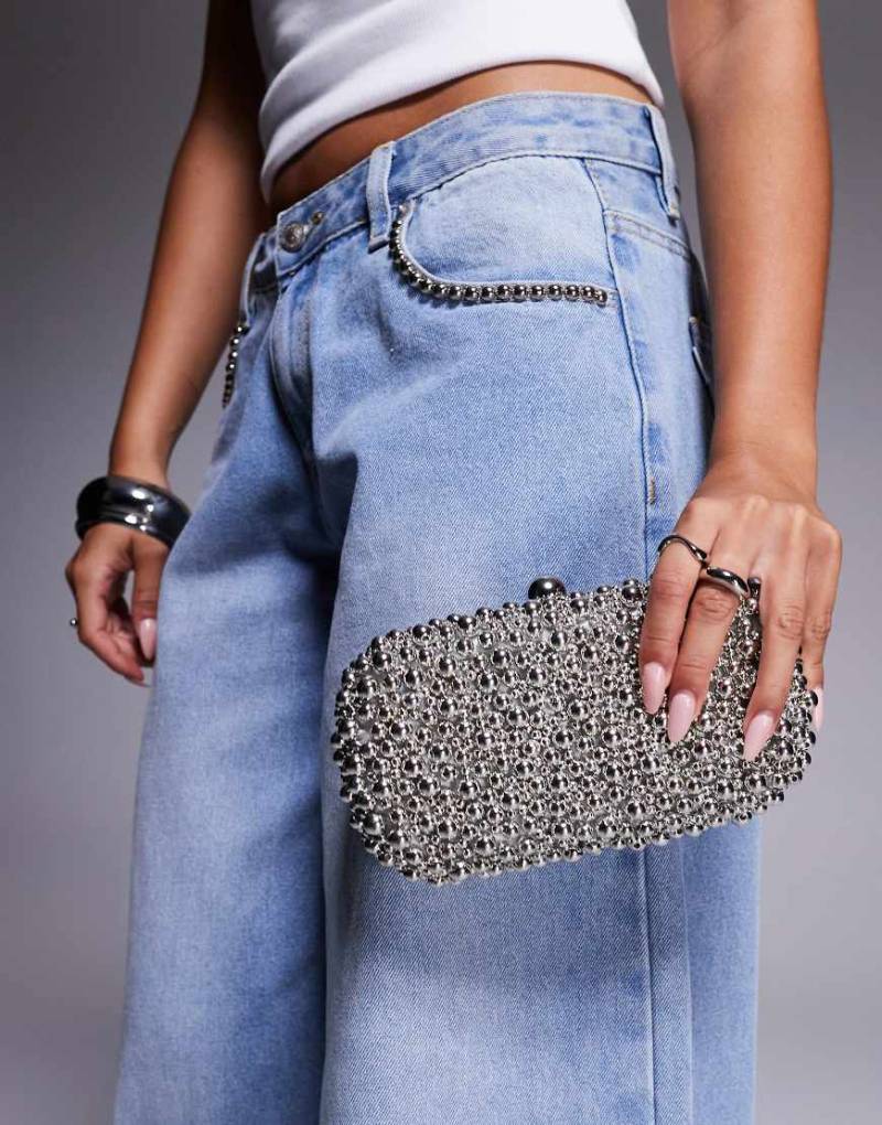 True Decadence - Hartschalen-Clutch in Silber mit Perlenbesatz von True Decadence