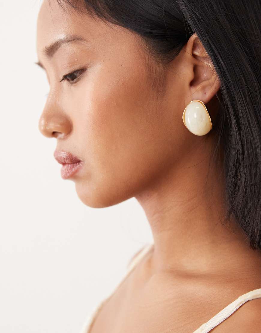 True Decadence - Klobige Ohrstecker in Goldoptik mit Kunstharz-Perle-Goldfarben von True Decadence