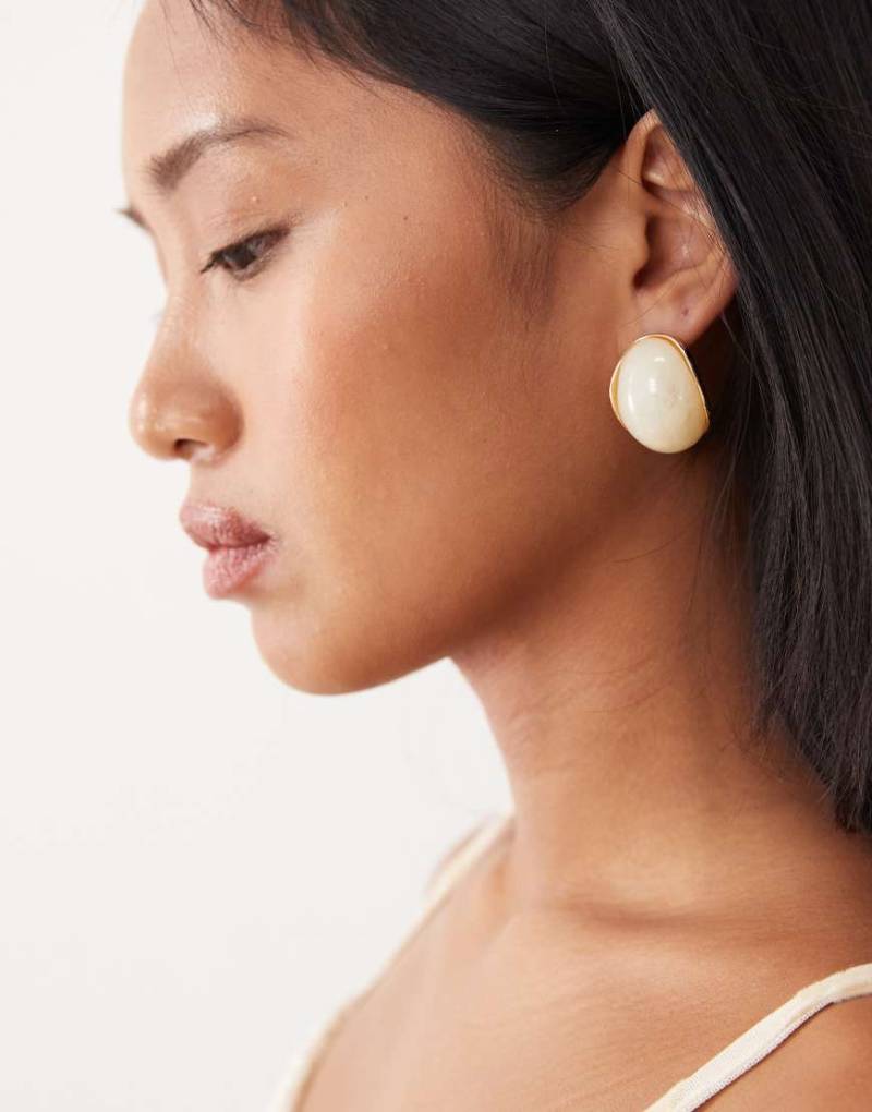 True Decadence - Klobige Ohrstecker in Goldoptik mit Kunstharz-Perle-Goldfarben von True Decadence