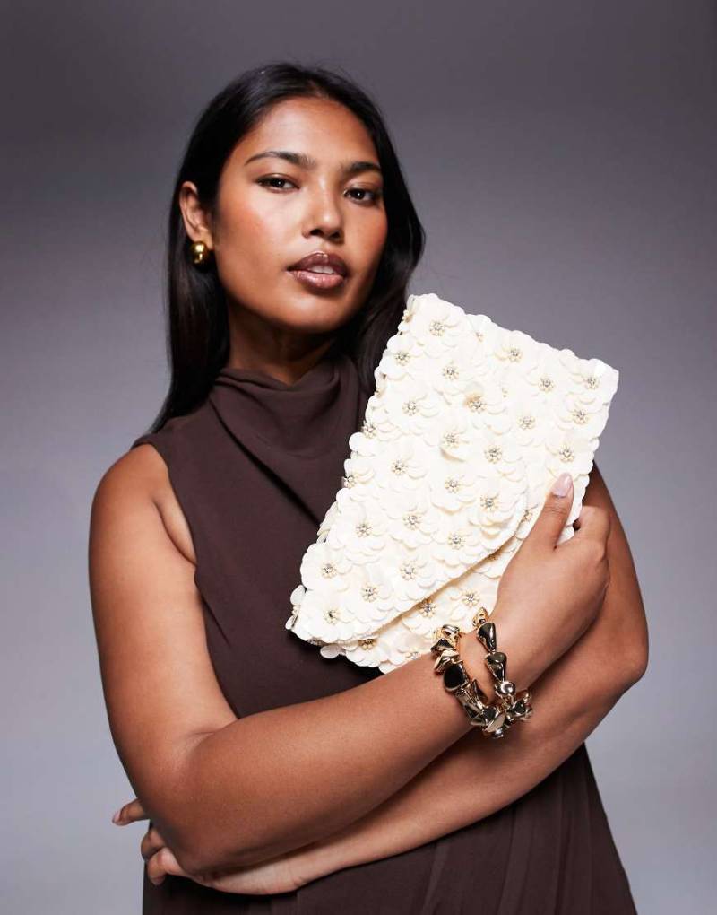 True Decadence - Kuvert-Clutch in Wollweiß mit 3D-Blumenverzierung und Umhängeriemen von True Decadence