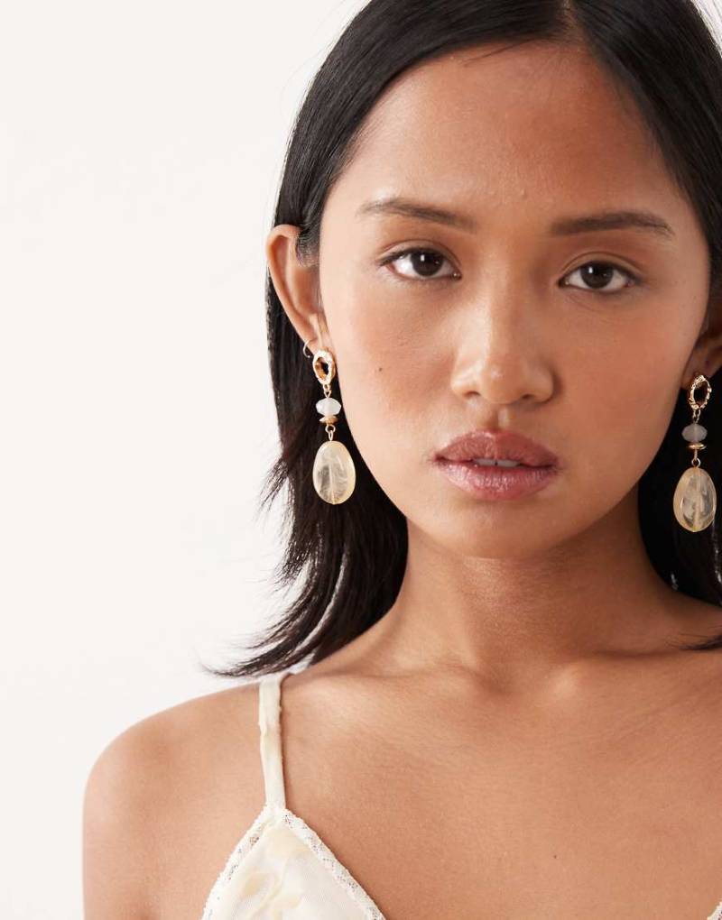 True Decadence - Ohrringe in Goldoptik mit Perlen- und Kunstharzanhänger-Goldfarben von True Decadence