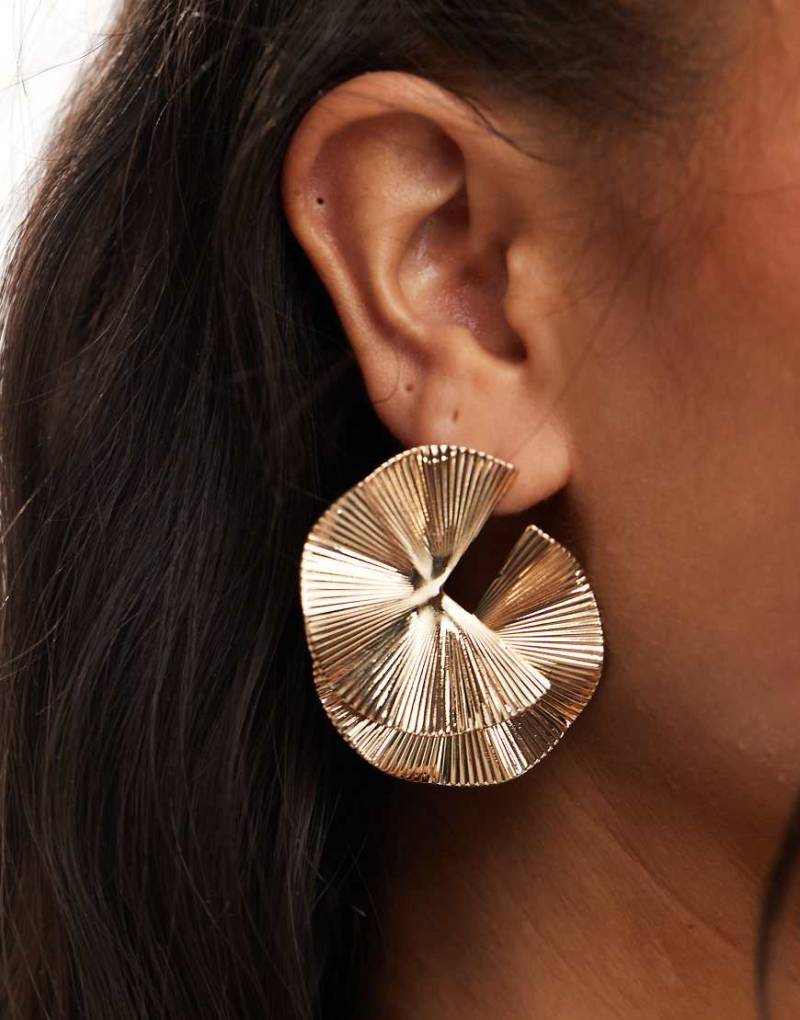 True Decadence - Runde Statement-Ohrstecker in Goldton mit gefalteter Optik-Goldfarben von True Decadence