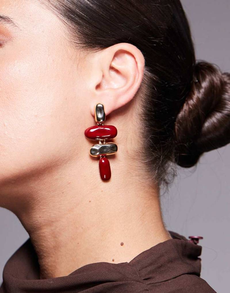 True Decadence - Statement-Ohrringe aus gehämmertem Metall in Goldoptik und roter Emaille-Goldfarben von True Decadence