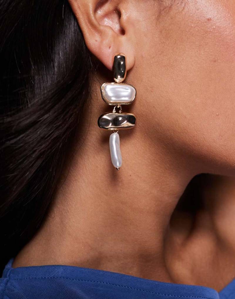 True Decadence - Statement-Ohrringe aus gehämmertem Metall und Emaille in Weiß und Goldoptik-Goldfarben von True Decadence