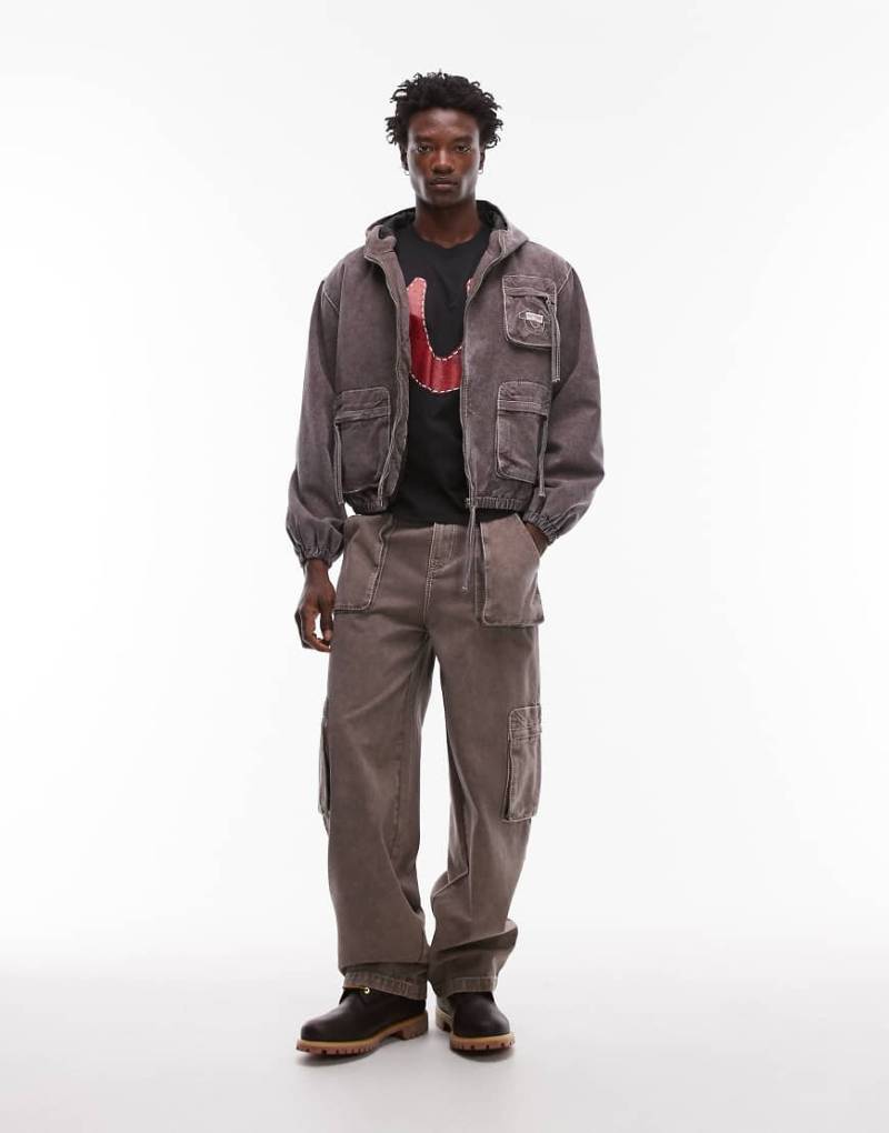 True Religion - Big T - Weite Cargo-Jeans in brauner Waschung von True Religion