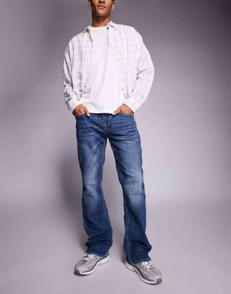 True Religion - Billy - Gerade geschnittene Jeans in verwaschenem Blau mit Bandana-Stickerei auf den Taschen von True Religion