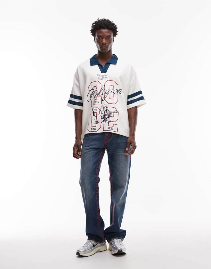 True Religion - Billy Super T - Jeans in mittlerer, blauer Waschung mit roter Naht und Pattentaschen von True Religion