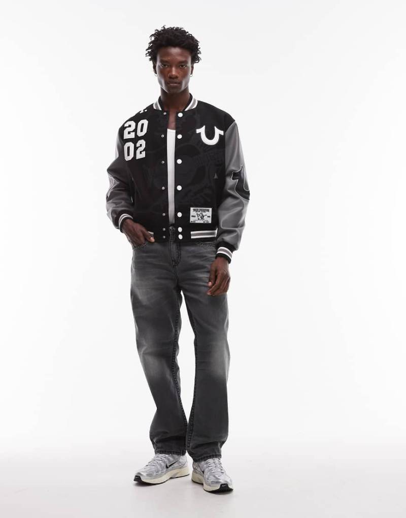 True Religion - Bobby Super T - Baggy-Jeans in grauer Waschung mit Pattentaschen von True Religion