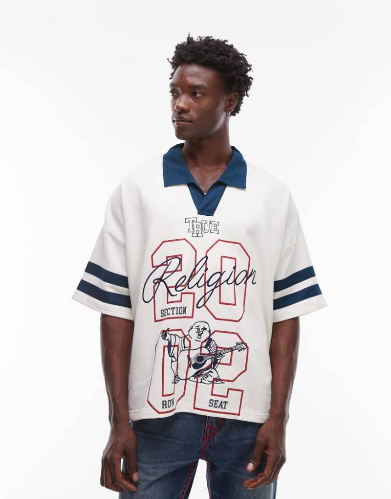 True Religion - Oversize-Oberteil in Cremeweiß mit Sport-Motiv und kontrastierendem Kragendetail von True Religion