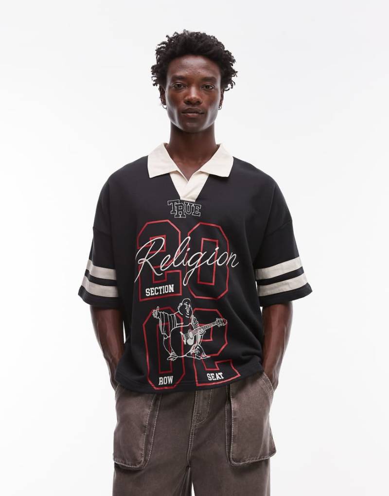 True Religion - Oversize-Top in Schwarz mit Sport-Motiv und kontrastierendem Kragendetail True Religion - Oversize-Top in Schwarz mit Sport-Motiv und kontrastierendem Kragendetail von True Religion