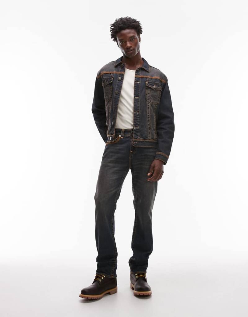 True Religion - Ricky Super Flatlock - Jeans in dunkler Indigo-Waschung mit Pattentaschen, Kombiteil-Blau von True Religion