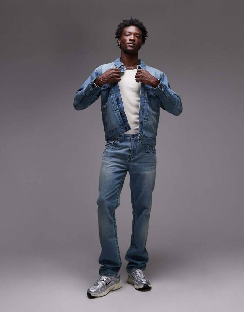 True Religion - Ricky - Weite Jeans in blauer Waschung mit Pattentaschen, Kombiteil von True Religion