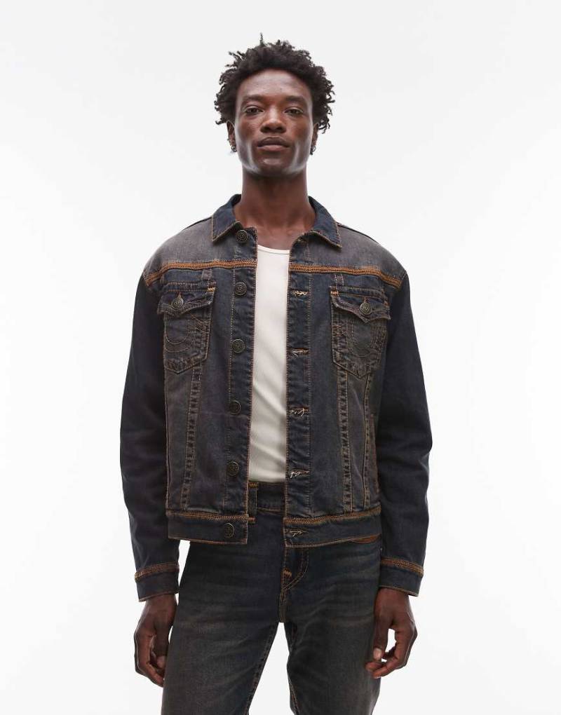True Religion - Trucker-Jeansjacke in dunkler indigoblauer Waschung mit superflachen Nähten, Kombiteil von True Religion