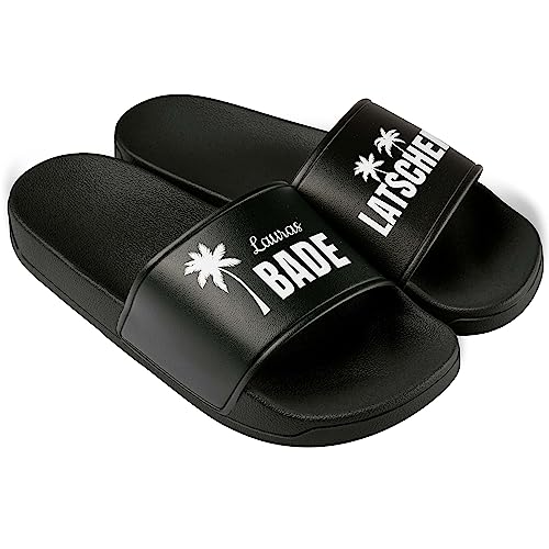 Badelatschen für Damen & Herren personalisiert „LATSCHEN“ – Schwarz |Schlappen personalisiert mit Namen Badeschlappen Hausschuhe Strand Sauna Urlaub Slipper - Geschenk-Idee Geburtstag Mann (Gr. 42) von True Statements