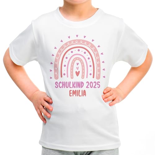Kinder T-Shirt „Schulkind 2025“ für Mädchen mit Namen personalisiert - Geschenk Einschulung Schulbeginn Kindergartenabgänger 1. Klasse - Boho Regenbogen, Weiß, Gr. 128 von True Statements