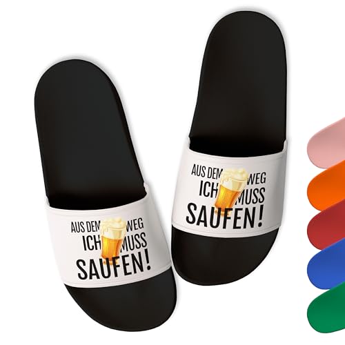 Lustige Badelatschen „Aus dem Weg Ich muss Saufen!” - Trendige Party Schlappen Herren Damen Unisex - witzige Saufschlappen - aus robustem PVC, Schwarz-Weiß, Gr. 46 von True Statements