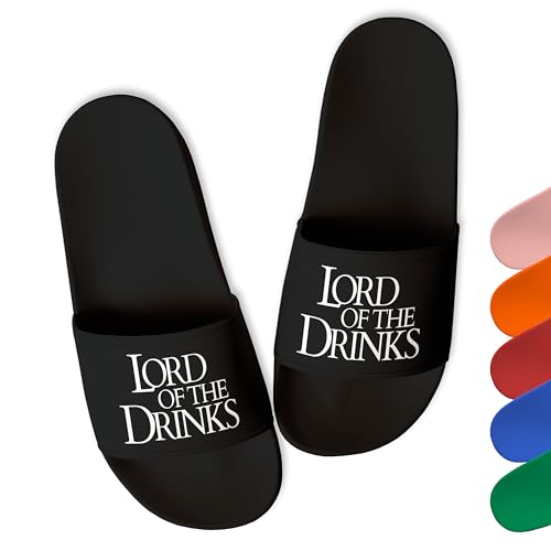 Lustige Badelatschen „Lord of The Drinks” - Trendige Party Schlappen Herren Damen Unisex - witzige Saufschlappen - aus robustem PVC, Schwarz, Gr. 43 von True Statements