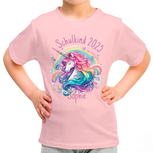 T-Shirt „Schulkind 2025“ für Mädchen mit Namen personalisiert - Geschenk Einschulung Schulbeginn Kindergartenabgänger 1. Klasse - Einhorn Wasserfarben, Pink, Gr. 128 von True Statements