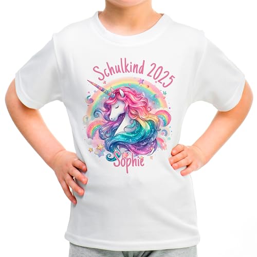 T-Shirt „Schulkind 2025“ für Mädchen mit Namen personalisiert - Geschenk Einschulung Schulbeginn Kindergartenabgänger 1. Klasse - Einhorn Wasserfarben, Weiß, Gr. 116 von True Statements