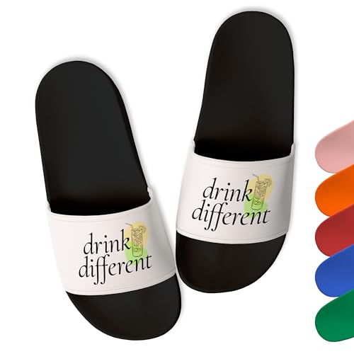 True Statements Lustige Badelatschen Damen & Herren „Drink Different” - Trendige Schlappen Latschen Hausschuhe Unisex - aus robustem PVC, Schwarz, Gr. 44 von True Statements