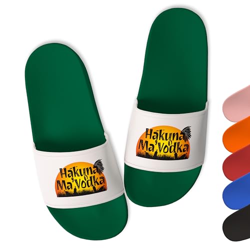 True Statements Lustige Badelatschen Damen & Herren „Hakuna Ma'Vodka” - Trendige Schlappen Latschen Hausschuhe Unisex - aus robustem PVC, Grün, Gr. 47 von True Statements