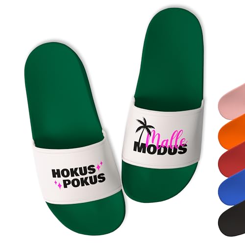 True Statements Lustige Badelatschen Damen & Herren „Hokus Pokus Malle Modus” - Trendige Schlappen Latschen Hausschuhe Unisex - aus robustem PVC, Grün, Gr. 41 von True Statements